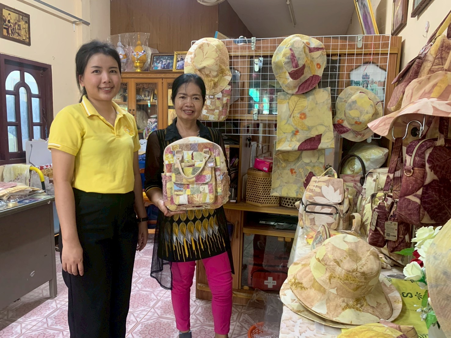  สพอ.เมืองสระแก้ว ลงพื้นที่ติดตามการดำเนินงานผู้ประกอบการ OTOP "กลุ่มตัดเย็บผ้าพิมพ์สีธรรมชาติ" ตำบลท่าเกษม อำเภอเมืองสระแก้ว