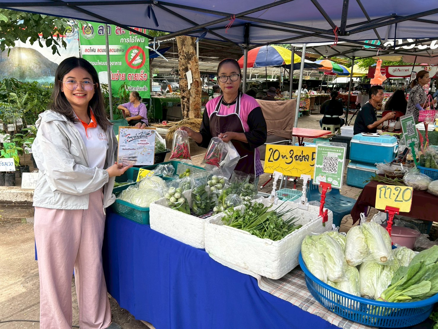 สพอ.เมืองสระแก้ว ลงพื้นที่สนับสนุนผู้ประกอบการจำหน่ายสินค้าโครงการ "ไทยช่วยไทย"