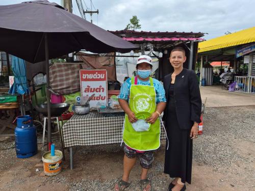 สพอ.เมืองสระแก้ว ลงพื้นที่ติดตามและสนับสนุนการดำเนินงานโครงการตลาดนัดคนไทยยิ้มได้